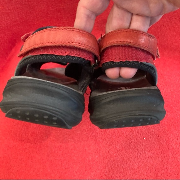 CLARKS Sz 10 Walking Hiking Velcro  Closures Leather Comfort Sole Sandals - Picture 6 of 9